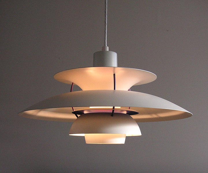 Eine PH 5 Deckenlampe in weiß strahlt indirektes, weiches, warmes Licht ab