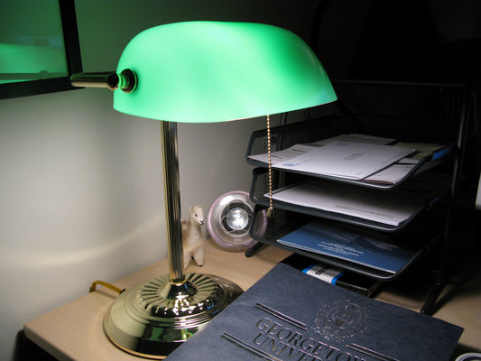 Eine Banker Lampe steht auf einem Schreibtisch