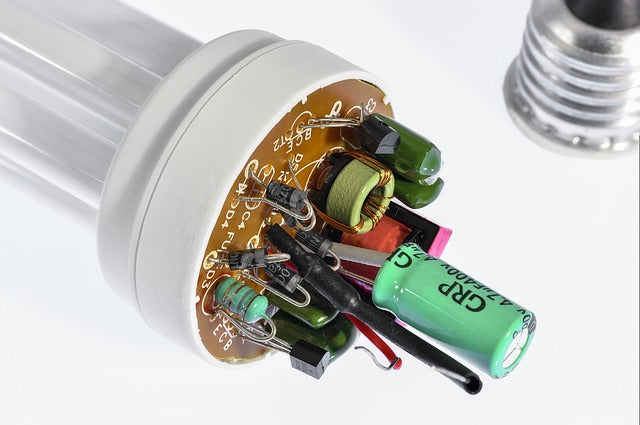 Zu sehen ist die geöffnete Fassung eines LED-Leuchtmittels mit der ganzen darin befindlichen Technik