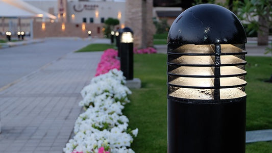 Außenlampen in Laternenform säumen einen Weg