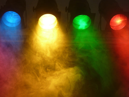 scheinwerfer strahlen buntes Licht durch trockennebel farbfilterfolie