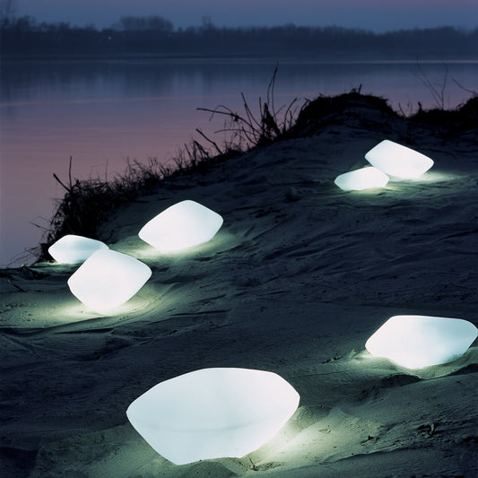 stones oluce outdoor lamp - Überlebensgroße Outdoorlampe, die klassischen Statuen nachempfunden wurde