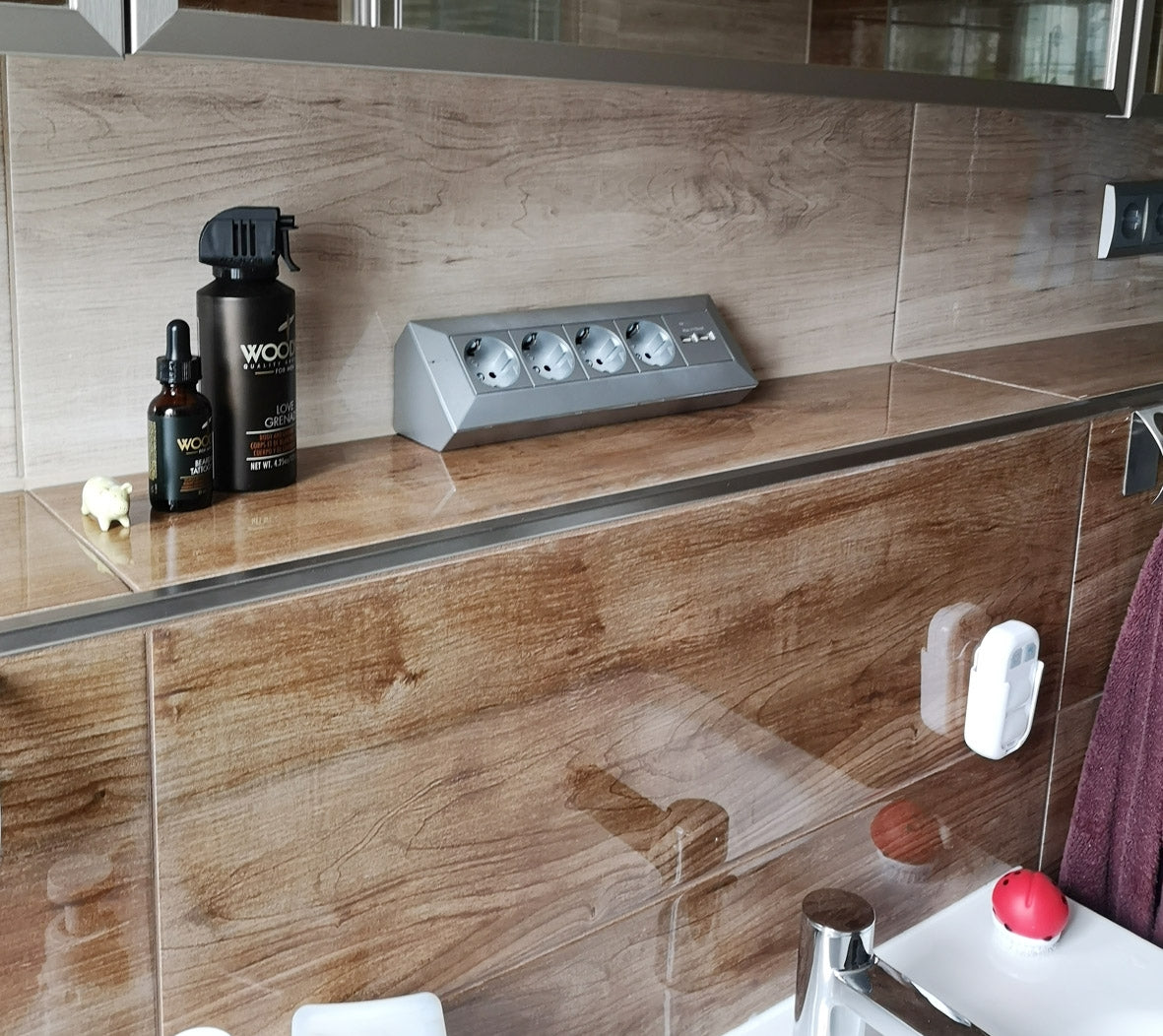 4-fach Steckdosenblock + 2x USB, silber 250V~/ 16A, Aufbaumontage