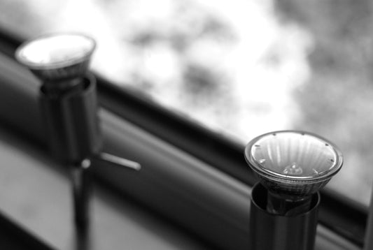 Reflektorlampe in schwarz weiß mit gut sichtbaren Spiegeln