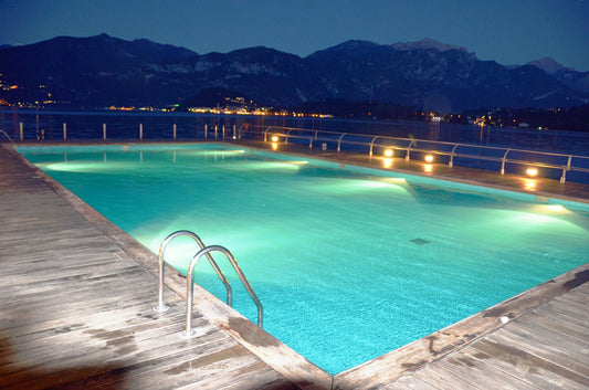 Ein Pool in der Dämmerung. Die Poolbeleuchtung ist an.