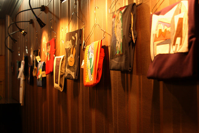 Wandleuchten beleuchten eine Wand
