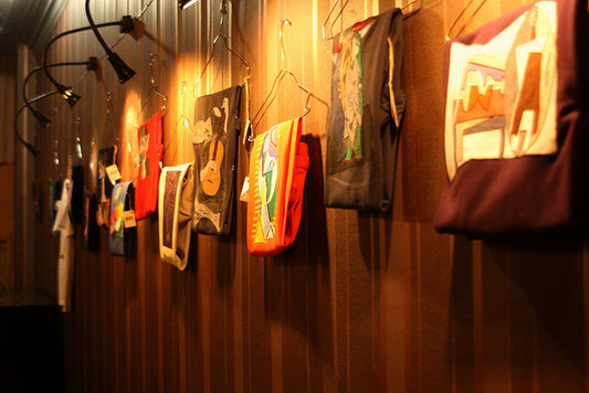 Wandleuchten beleuchten eine Wand