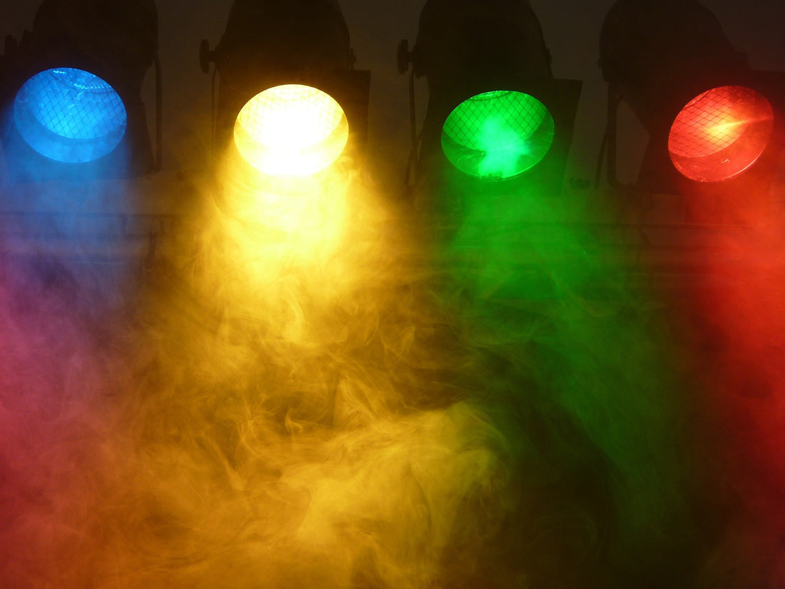 scheinwerfer strahlen buntes Licht durch trockennebel farbfilterfolie