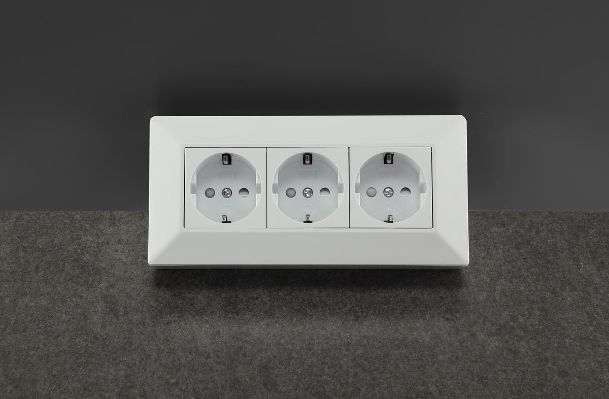 Steckdosenblock 3-fach Ecksteckdose Küchen Steckdose mit 1,5m Kabel Vormontiert Aufbaumontage Aufbausteckdose  I 90° Winkel für Eck- & Unterbaumontage I 230V Steckdosenblock für Arbeitsplatte Werkstatt Nachttisch I Weiß