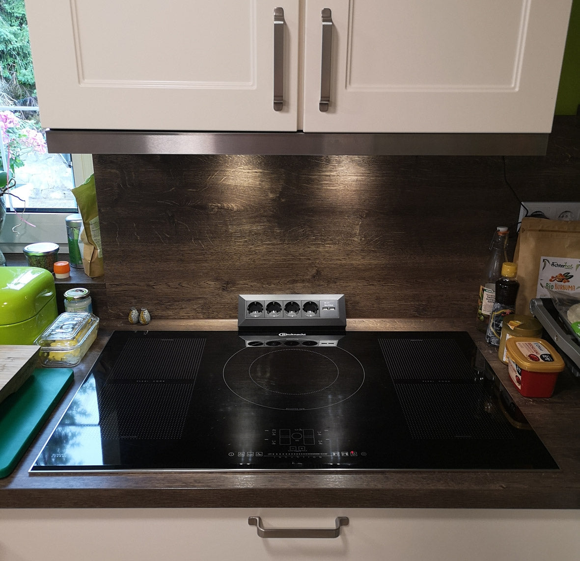 4-fach Steckdosenblock + 2x USB, schwarz 250V~/ 16A, Aufbaumontage