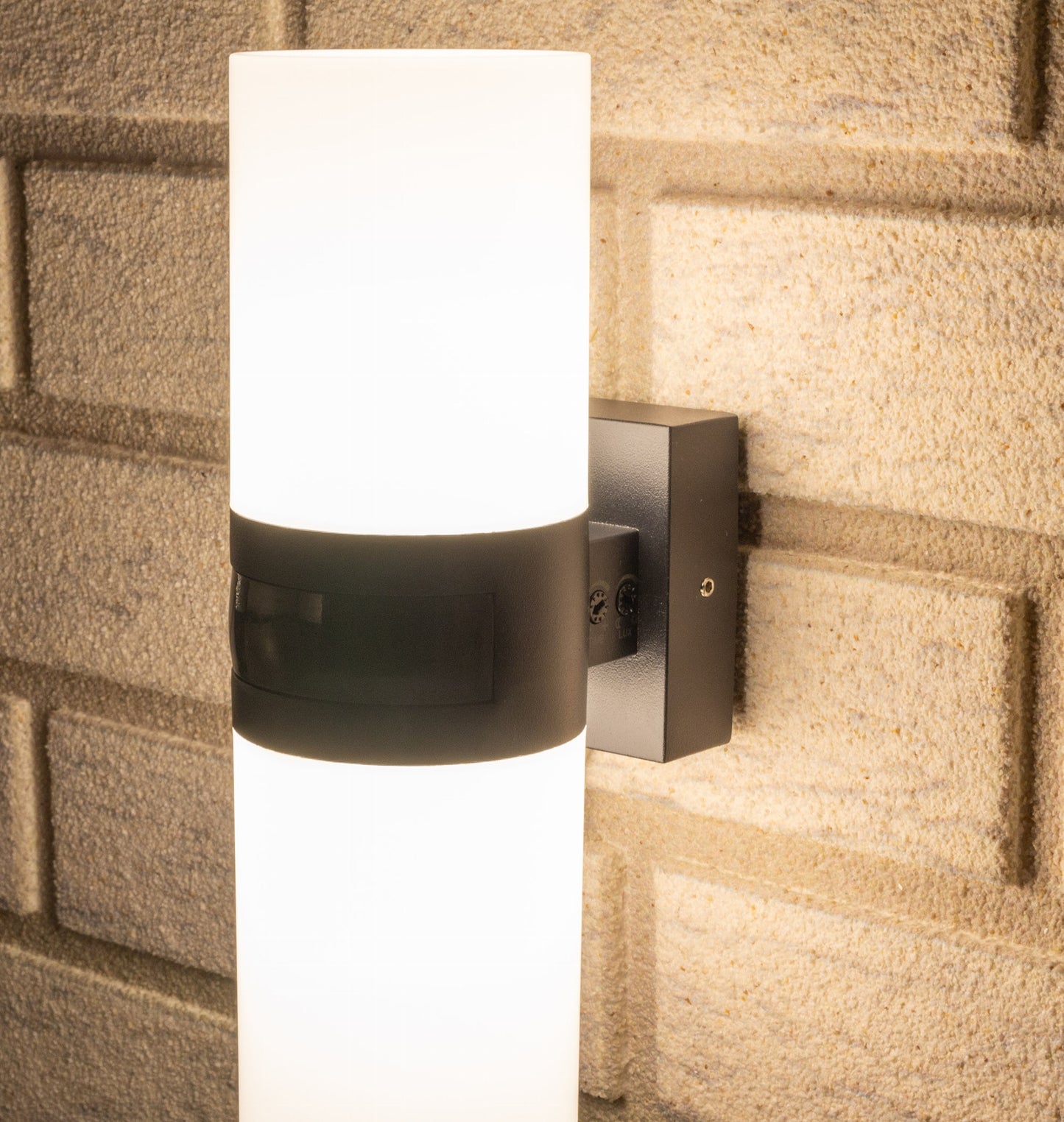 LED Wandleuchte "TUBULAR" IP65 20W, 2085lm, 180° Bewegungsmelder, 2900K