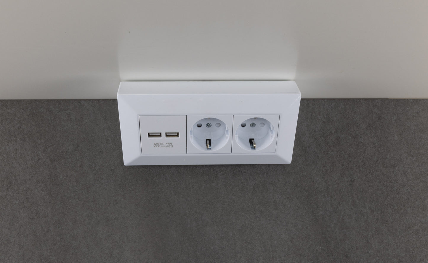 2-fach Steckdosenblock + 2x USB, weiß 250V~/ 16A, Aufbaumontage, USB 3,1A