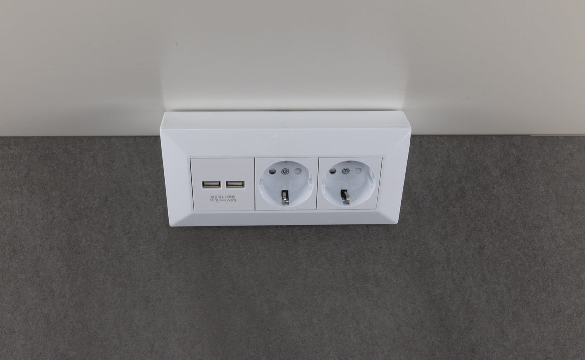 2-fach Steckdosenblock + 2x USB, weiß 250V~/ 16A, Aufbaumontage, USB 3,1A