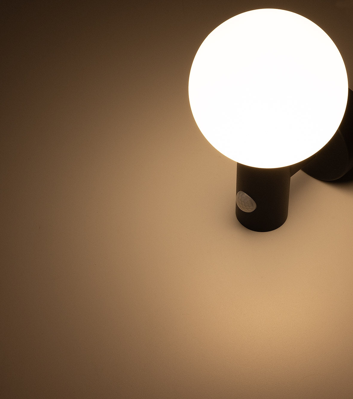 LED Wandleuchte "LAMU" mit PIR-Sensor IP65, 15W, schwarz, 3000k / warmweiß