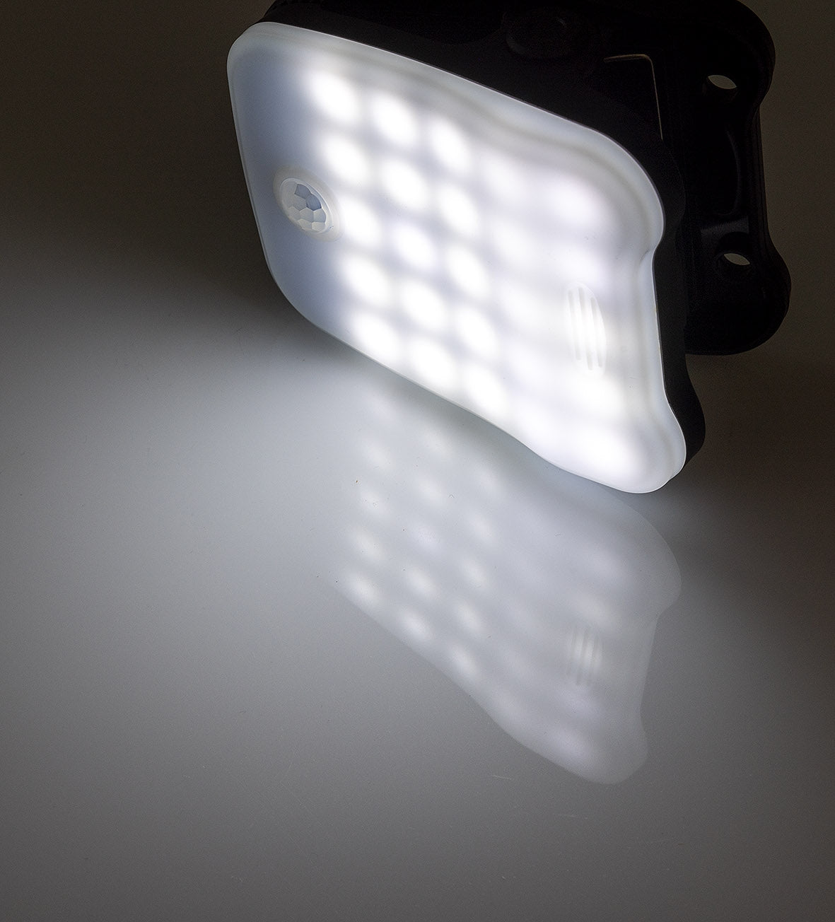 LED Solar Klemmleuchte "SWK 8020" PIR Bewegungsmelder, 25 LEDs, IP44