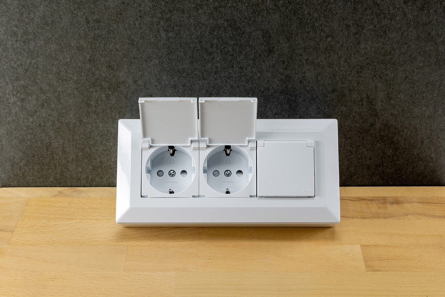 3-fach Steckdosenblock, weiß 250V~/ 16A, Aufbaumontage mit Klappen