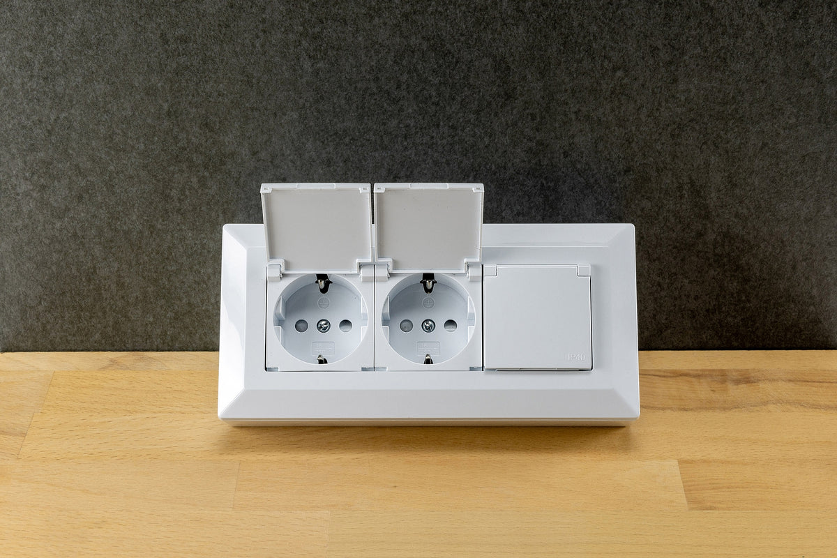 3-fach Steckdosenblock, weiß 250V~/ 16A, Aufbaumontage mit Klappen
