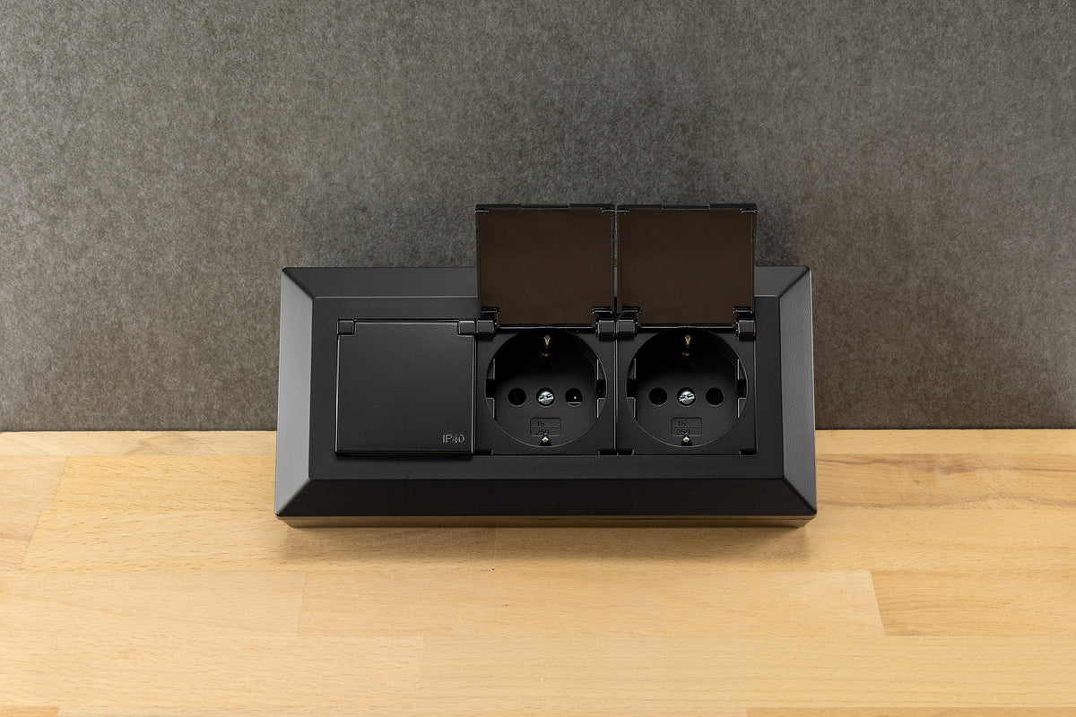 3-fach Steckdosenblock, schwarz 250V~/ 16A, Aufbaumontage mit Klappen