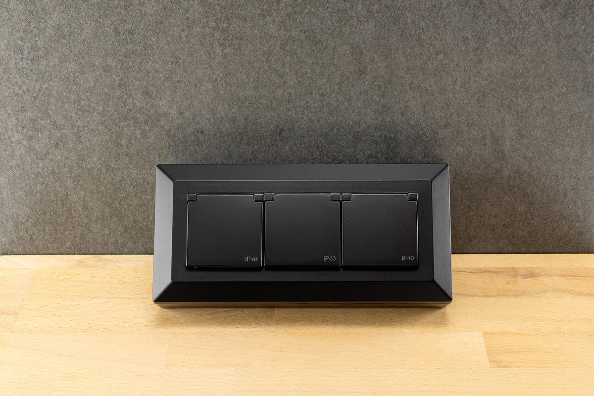 3-fach Steckdosenblock, schwarz 250V~/ 16A, Aufbaumontage mit Klappen