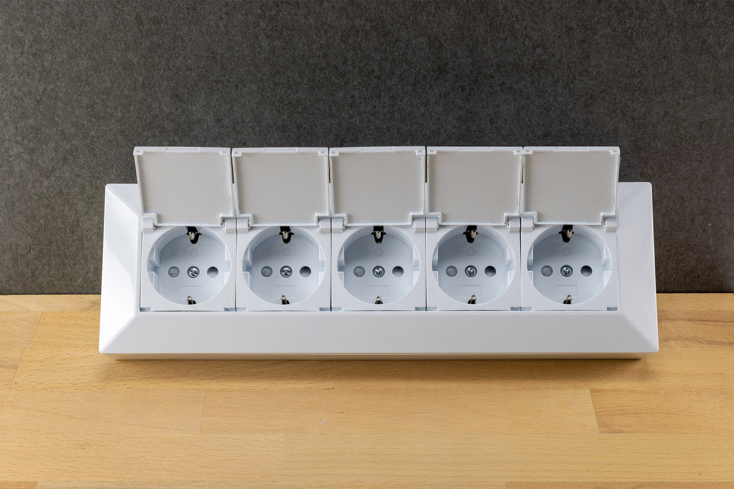 5-fach Steckdosenblock, weiß 250V~/ 16A, Aufbaumontage mit Klappen