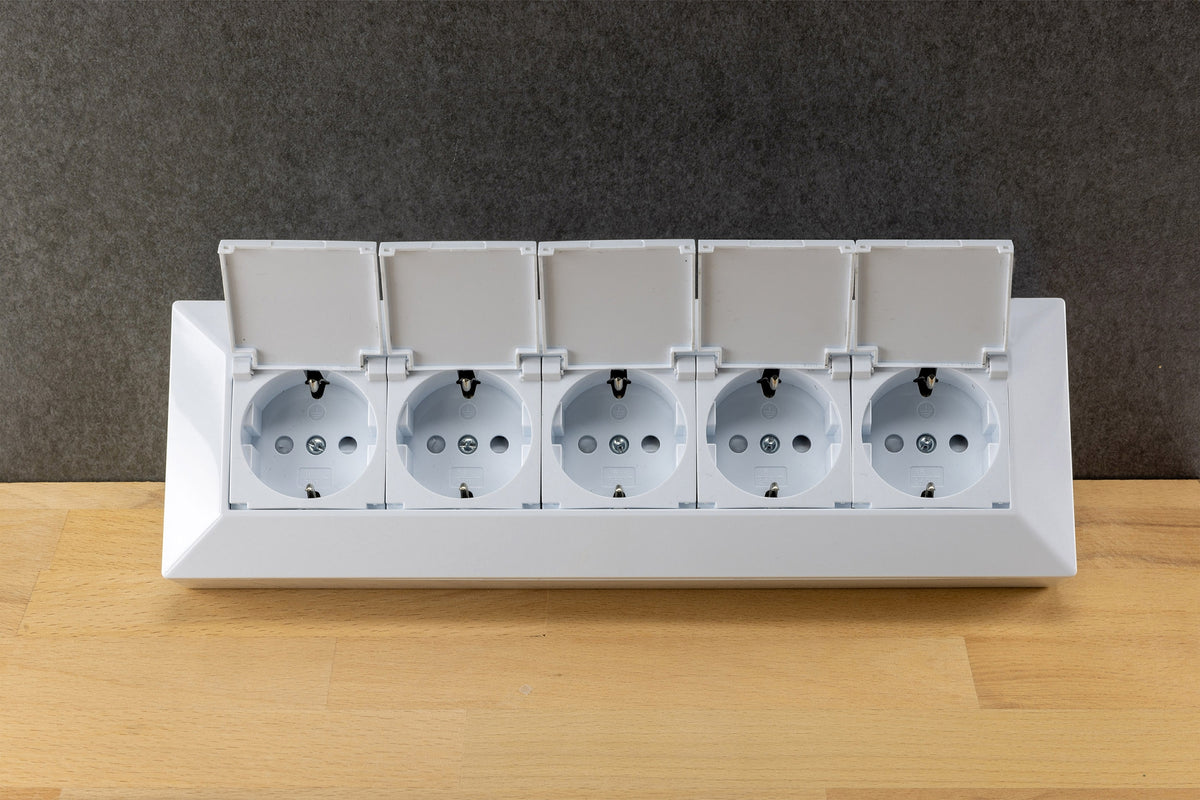 5-fach Steckdosenblock, weiß 250V~/ 16A, Aufbaumontage mit Klappen