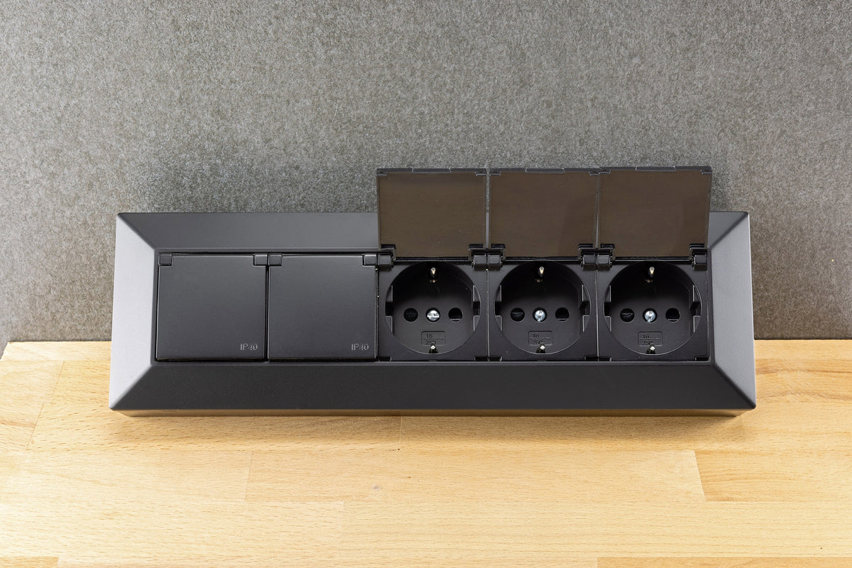 5-fach Steckdosenblock, schwarz 250V~/ 16A, Aufbaumontage mit Klappen