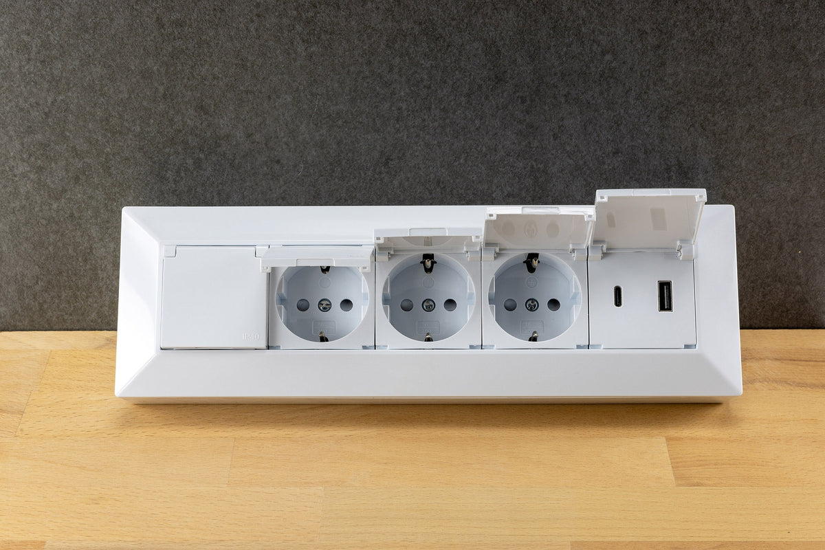 4-fach Steckdosenblock, USB-A+C, weiß 250V~/ 16A, USB 3,1A, PD, mit Klappen