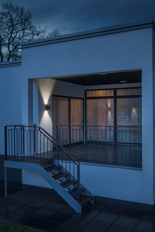 Konstsmide Vale Wandl. 2xGU10 schw/kupfer, verstellb. Lichtaustritt
