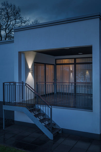 Konstsmide Vale Wandl. 2x5W LED wei/ku, verstellb.Lichtaustr., dimmbar