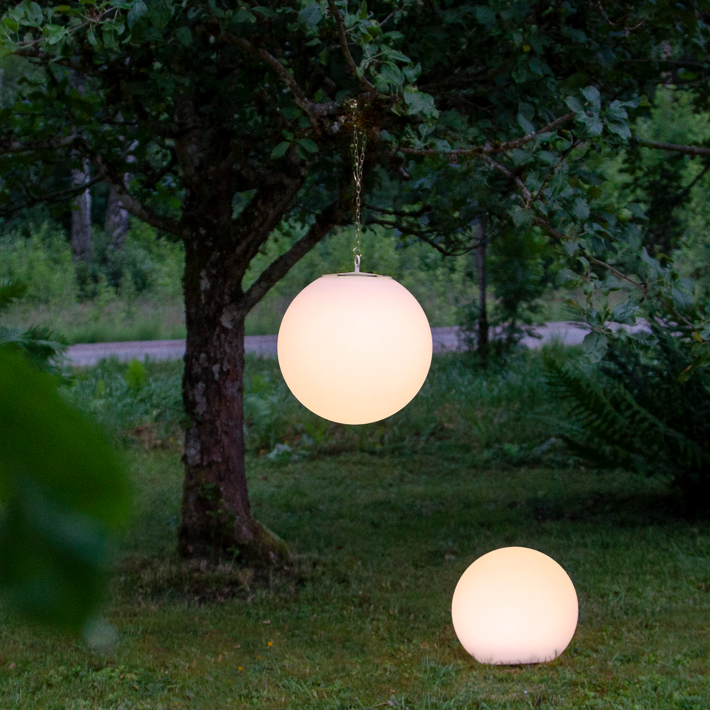 LED-Solar-Kugel ''Globy'', weiß, 30x29cm, Kette zum aufhängen, Solarpanele, Akku